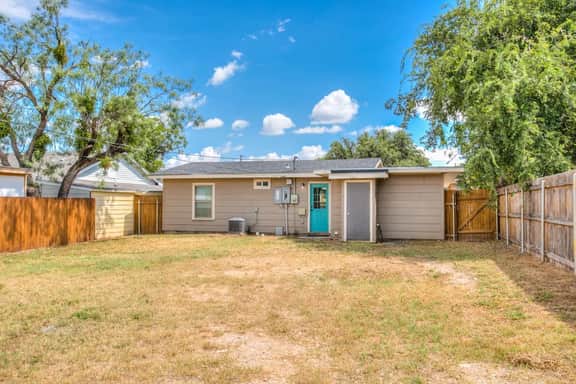 3 BR/1 BA - Centrally Located