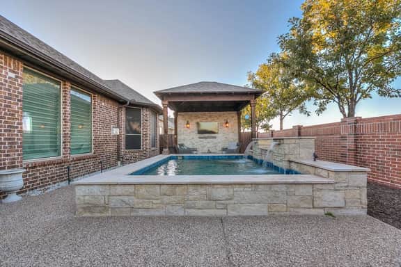 5 Minutes to DFW 4 Br/2.5 Ba