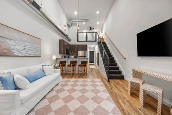 Loft Off Broadway/Walking Distance to Campus