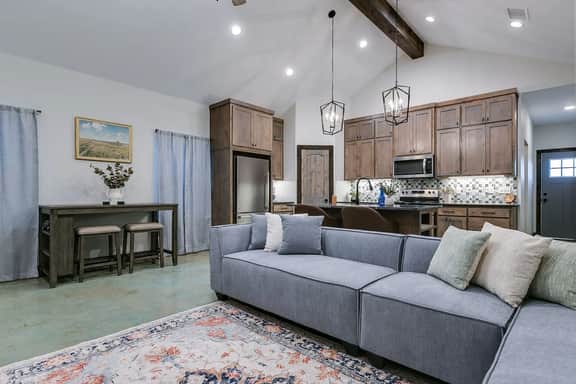 New! Cozy & Convenient W/ 2BR & 2BA