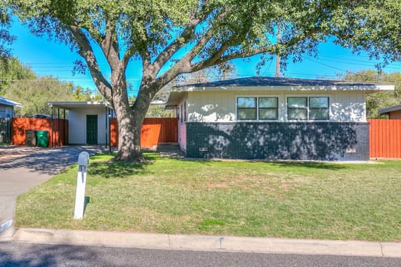 Cozy, Spacious & Modern w/ 3 BR!
