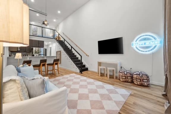 Loft Off Broadway/Walking Distance to Campus