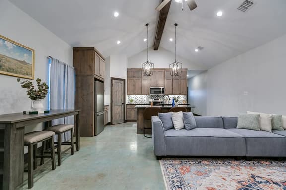 New! Cozy & Convenient W/ 2BR & 2BA